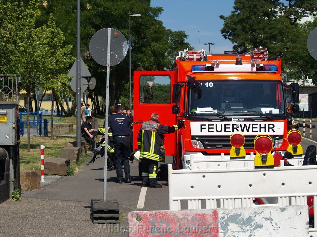 Einsatz Loeschboote Hoehenretter Koeln unter Severinsbruecke P237.JPG